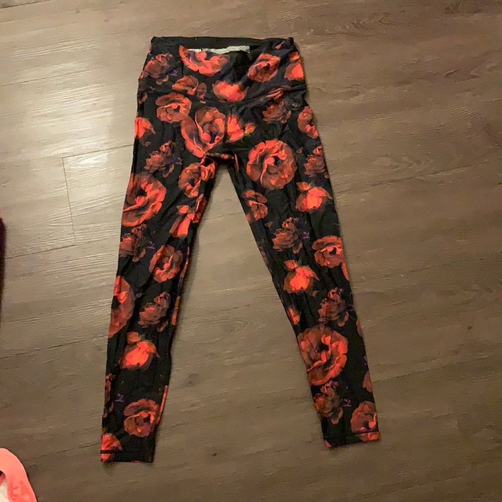 Victoria’s Secret sport black and red legging